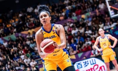 Damiris Dantas, com a camisa da seleção brasileira de basquete feminino, se prepara para fazer lance livre; ela fechou acordo com o Indiana Fever e disputará a WNBA