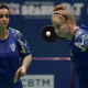 Danielle Rauen saca enquanto Bruna Alexandre observa em partida de tênis de mesa paralímpico