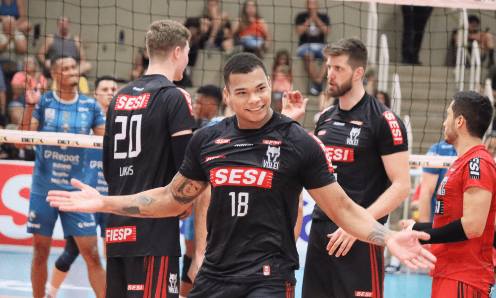 Darlan comemora ponto em jogo Sesi Bauru x Suzano pela Superliga Masculina de vôlei