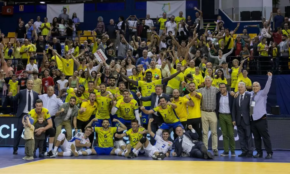 Equipe do espanhol Guaguas, onde atua o brasileiro Walla Souza, comemorando a classificação na Champions League (Reprodução/Twitter/@cvguaguas)