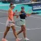 Brasileiras Bia Haddad e Luisa Stefani em ação no WTA 500 de Abu Dhabi (Divulgação/Mubadala Abu Dhabi Open)