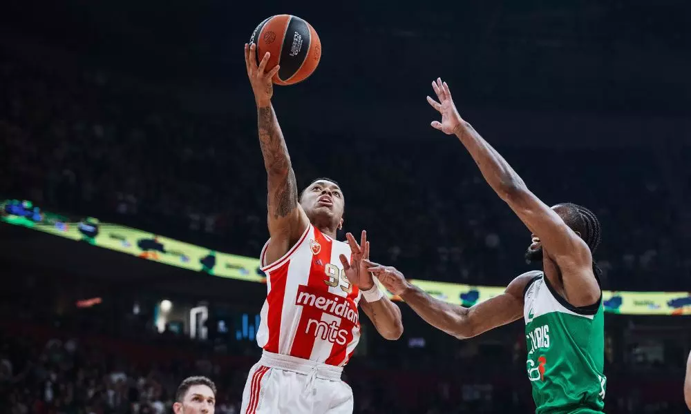 Brasileiro Yago Mateus em ação na partida entre Estrela Vermelha e Zalgiris Kaunas, válida pela EuroLeague (Reprodução/Twitter/@kkcrvenazvezda)