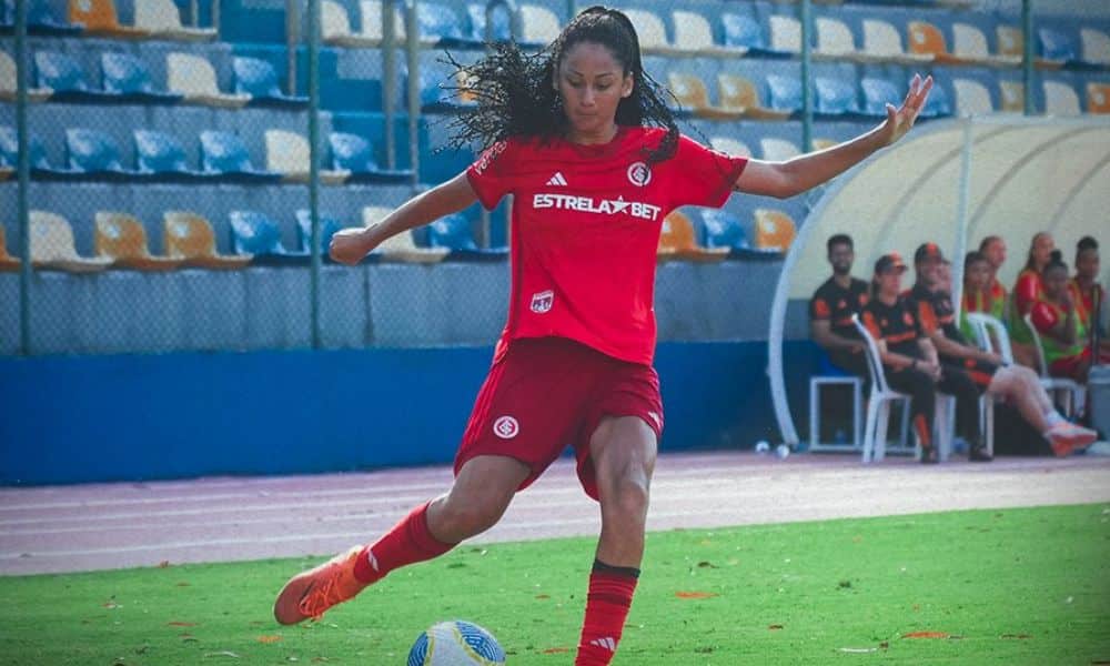 Jogadora do Internacional em ação no Brasileiro Feminino Sub-20 (Reprodução/Twitter/@GuriasColoradas)