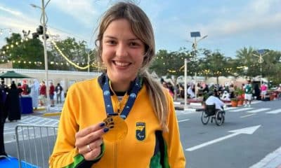 Giovanna Gonçalves exibe sua medalha de ouro no Grand Prix de Dubai (Foto: Divulgação/CPB)