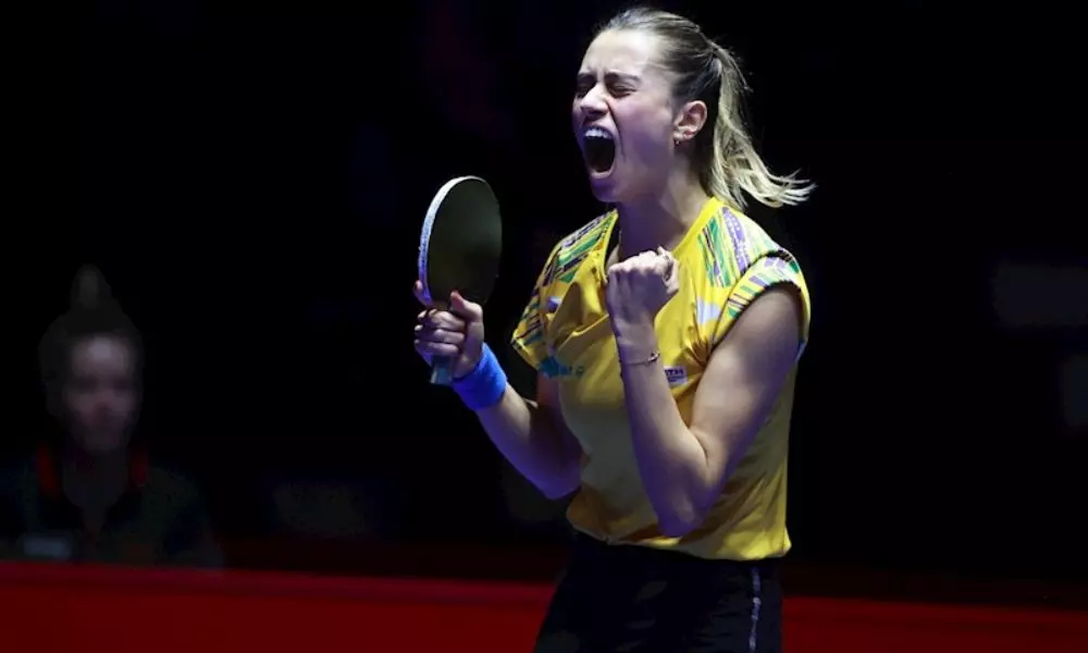 Bruna Takahashi vibrando em uma partida do Mundial por Equipes de tênis de mesa (Foto: WTT)