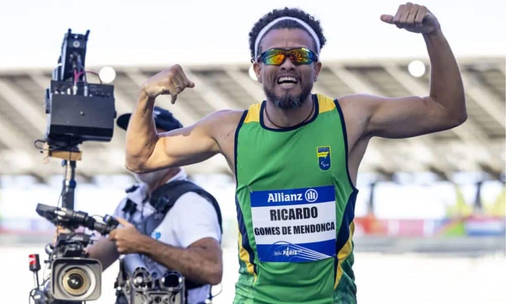 Brasileiro Ricardo Mendonça, presente no GP da Itália, celebrando a vitória no Mundial de Paris (Foto: Alessandra Cabral/CPB)