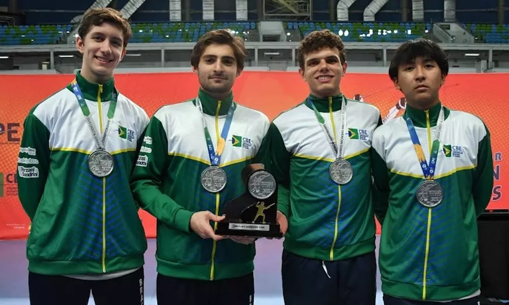 Equipe masculina de sabre do Brasil foi vice-campeã no Pan Juvenil (Foto: Rosele Sanchotene/CBE)