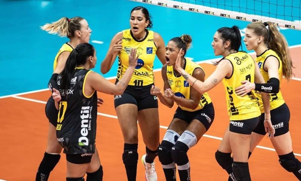 Equipe do Praia Clube em ação na Superliga Feminina (Reprodução/Instagram/Praia Clube)