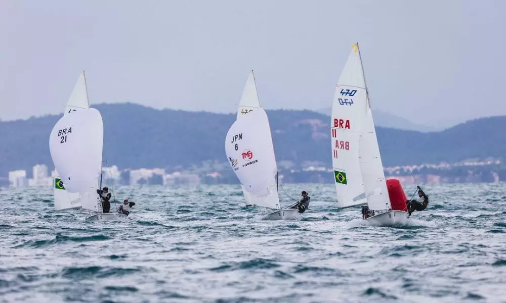 Melhor barco do Brasil não começa bem na flotilha de ouro do Mundial de 470 (Foto: Bernardí Bibiloni)