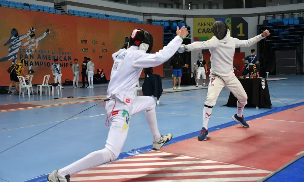 Eduardo Gonçalves (à esquerda) participa de jogo durante o Pan-Americano Cadete e juvenil de esgrima