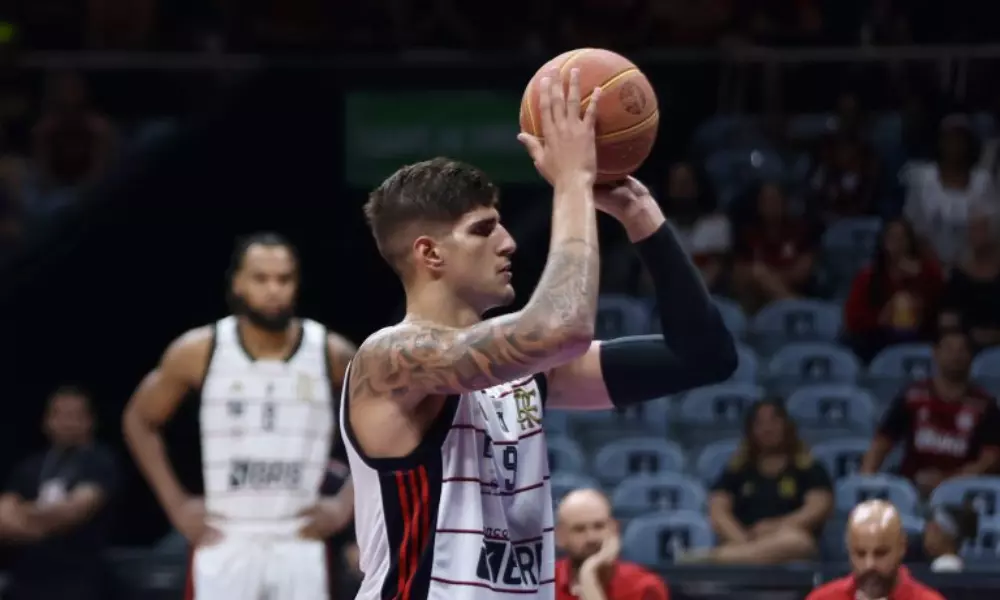 Jogador do Flamengo faz arremesso no jogo contra a Unifacisa na final da Copa Super 8 (Foto: Divulgação/LNB)