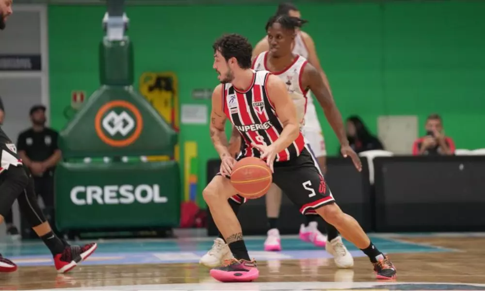 Fischer de costa para o rival em partida São Paulo x Pato pelo NBB