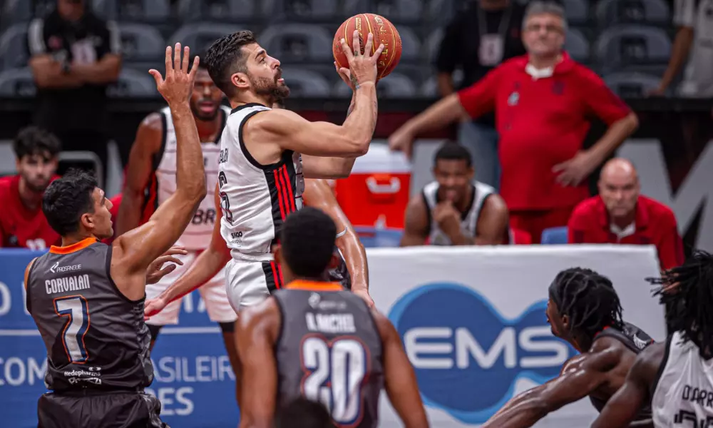 Flamengo e Unifacisa duelando pelo NBB