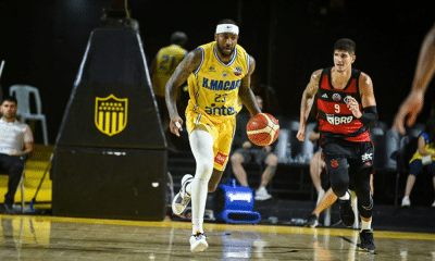 Jourdan Willians, do Hebraica Macabi, está c om a bola, enquanto Gabriel Jaú, do Flamengo, tenta marcá-lo
