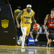 Jourdan Willians, do Hebraica Macabi, está c om a bola, enquanto Gabriel Jaú, do Flamengo, tenta marcá-lo