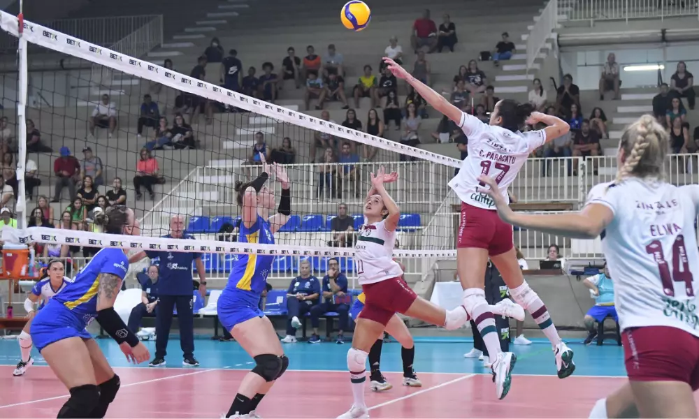 Pri Heldes levanta para ataque de Paracatu no meio de rede em jogo Fluminense e São Caetano pela Superliga Feminina de vôlei