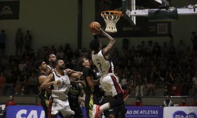 Didi fazendo bandeja em jogo Flamengo x Cerrado pelo NBB