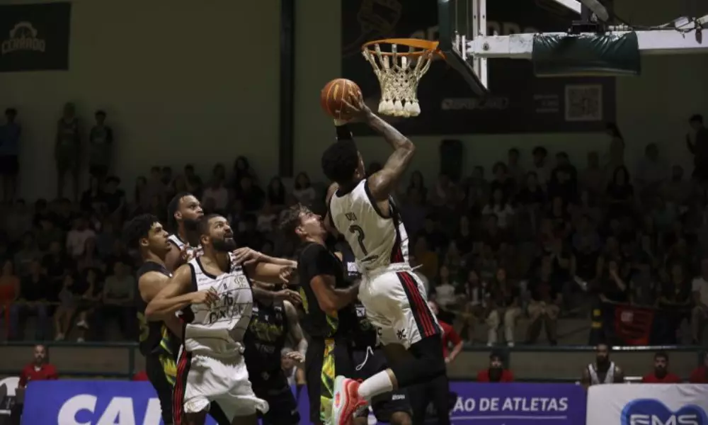 Didi fazendo bandeja em jogo Flamengo x Cerrado pelo NBB