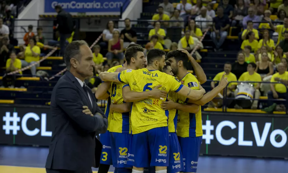 Jogadores do Guagas Las Palmas contra o Ankara na Champions League de vôlei masculino