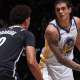 Gui Santos, do Golden State Warriors, segura bola enquanto é marcado por jogador do Brooklyn Nets na NBA. Ele recebeu elogios de Steve Kerr