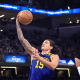 Gui Santos faz bandeja no jogo do Golden State Warriors contra o Indiana Pacers na NBA