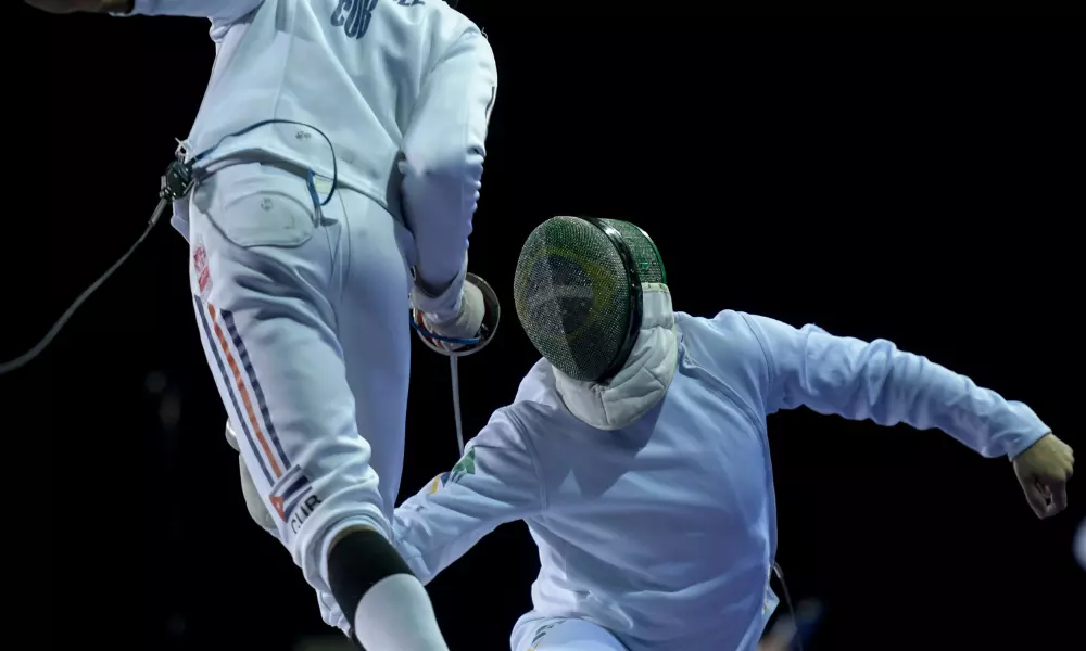 Henrique Garrigos e Enrico Pezzi em ação na Copa do Mundo de sabre na Geórgia