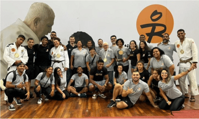 Atletas e comissão do Instituo Reação pousam para foto após serem campeões gerais do Meeting Nacional Sub-18 e Sub-21