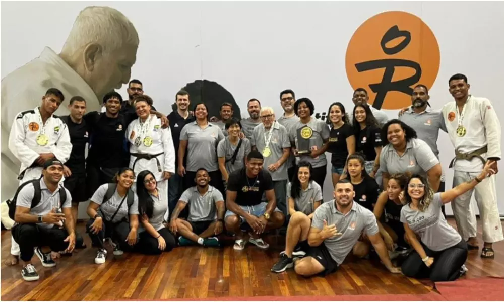 Atletas e comissão do Instituo Reação pousam para foto após serem campeões gerais do Meeting Nacional Sub-18 e Sub-21