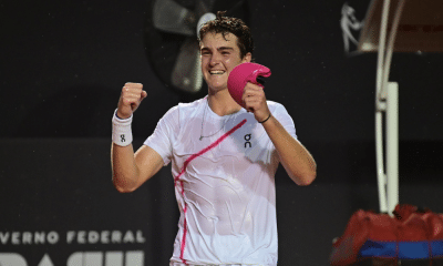 João Fonseca comemora mais uma vitória no Rio Open