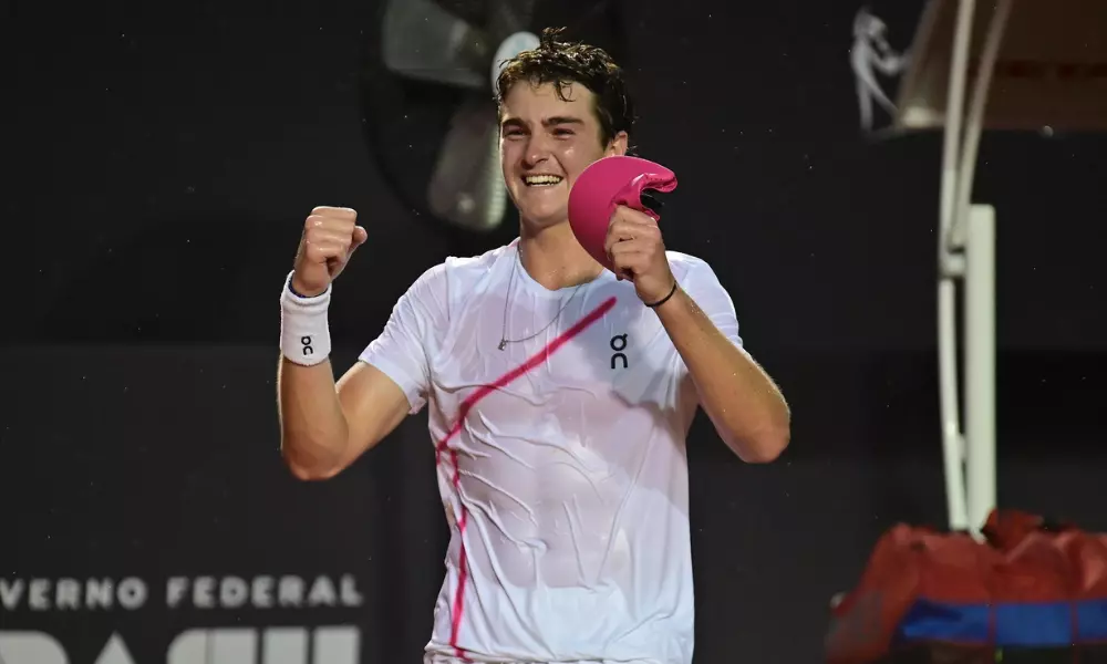 João Fonseca comemora mais uma vitória no Rio Open