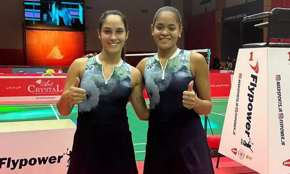 Jaqueline e Samia Lima posam juntas para foto após título do Challenge de Irã de Badminton