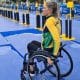 Na imagem, a paratleta Jéssica Messali se deslocando para premiação.