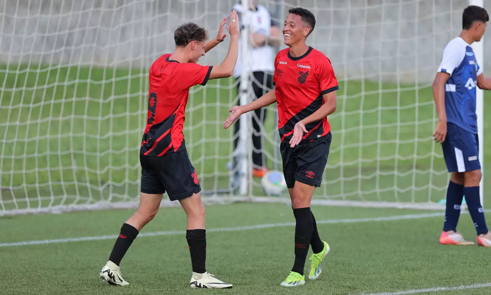 Jogadores do Athletico em partida da Copa do Brasil sub-17 de futebol masculino