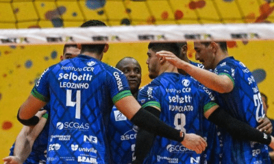 Jogadores do Joinville comemoram ponto em partida pela Superliga Masculina de vôlei
