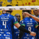Jogadores do Joinville comemoram ponto em partida pela Superliga Masculina de vôlei