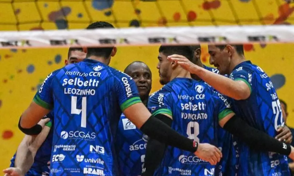 Jogadores do Joinville comemoram ponto em partida pela Superliga Masculina de vôlei