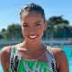 Jullia Catharino, atleta do nado artístico, sorri para foto no Mundial de Doha