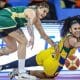 Kamilla Soares e Lauren Jackson disputam bola no duelo entre Brasil e Austrália pelo Pré-Olímpico de basquete feminino, em Belém