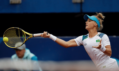Laura Pigossi rebate bolinha no WTA 125 de Mumbai