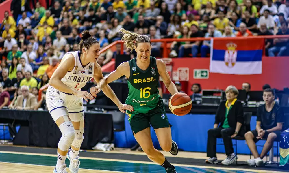 Leila carrega a bola no jogo contra a Sérvia pelo Pré-Olímpico de basquete feminino