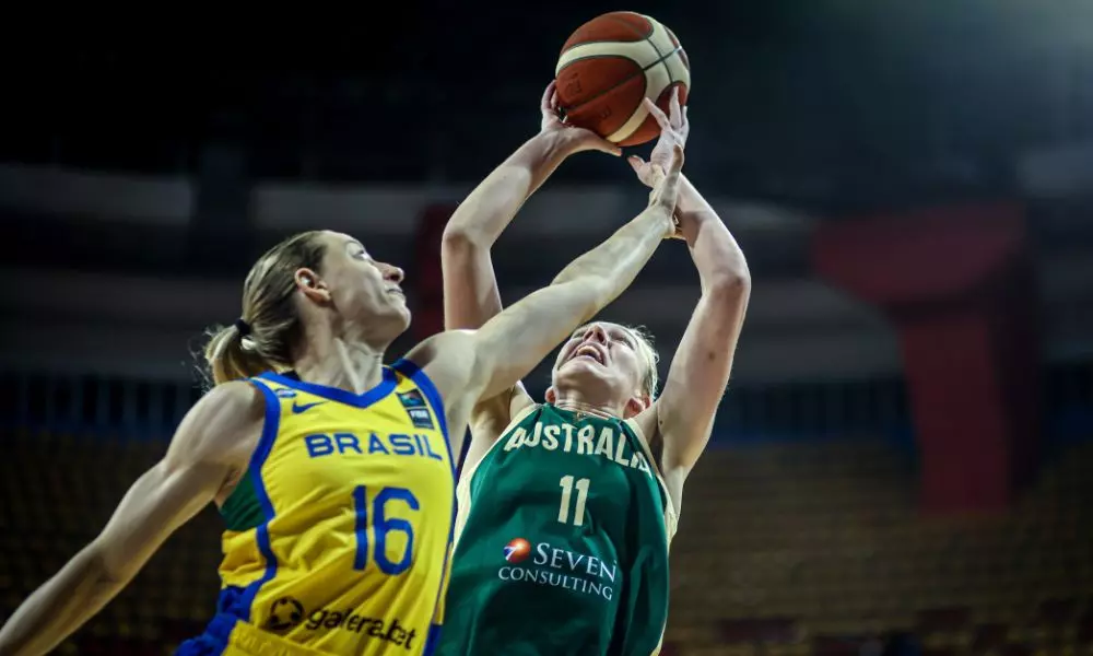Leila Zabani tenta o toco contra a Australia
