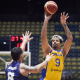 Lucas Dias arremessa contra atleta do Paraguai nas Eliminatórias para a AmeriCup de basquete masculino