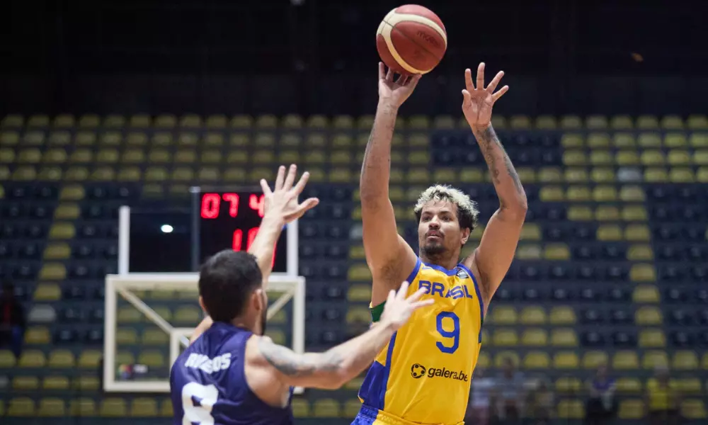 Lucas Dias arremessa contra atleta do Paraguai nas Eliminatórias para a AmeriCup de basquete masculino