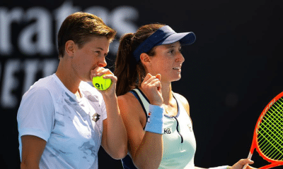 Luisa Stefani e Demi Schuurs se cumprimentam no WTA 1000 de Doha