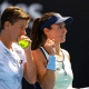 Luisa Stefani e Demi Schuurs se cumprimentam no WTA 1000 de Doha