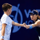 Luisa Stefani cumprimenta Demi Schuurs no WTA 1000 de Doha