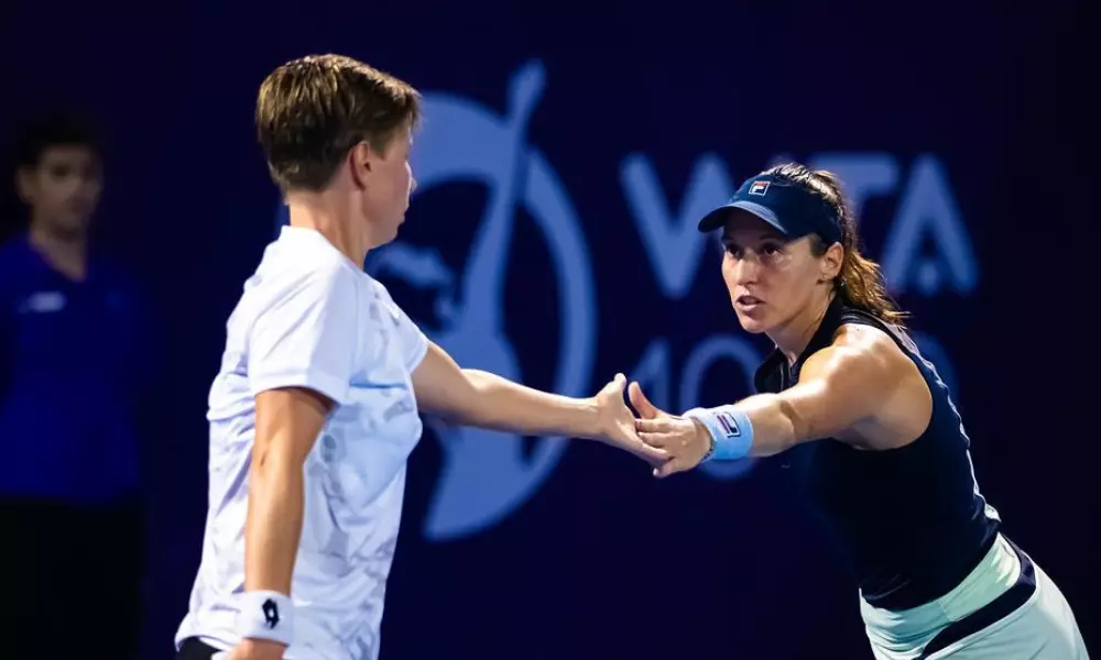 Luisa Stefani cumprimenta Demi Schuurs no WTA 1000 de Doha