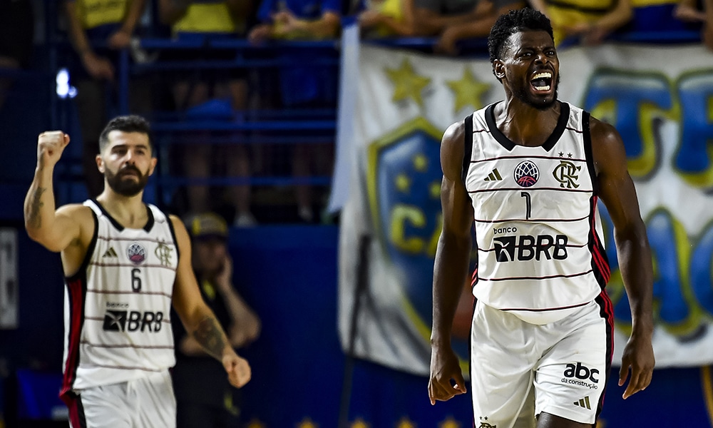 Na imagem, Gui Deodato (em primeiro plano) e Franco Balbi comemorando a vitória do Flamengo e classificação.