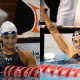 Maria Fernanda Costa e Gabrielle Roncatto na borda da piscina após prova de natação