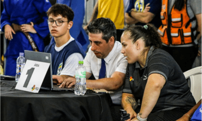 Maria Portela olha para computador durante ação com a Federação Gaúcha de Judô